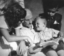Joana Carolina, professora, lendo para seus irmãos Lourdes, Homero e Umberto - Vitória, 1948