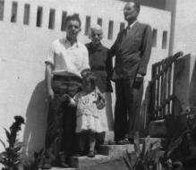 Osman Lins, his daughter Letícia, his paternal grandmother, Joana Carolina, and his father Teóphanes - Vitória, 25 August 1952