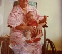 Auta Amélia, avó materna de Osman - mãe de Maria da Paz - com a tetraneta Joana Carolina - Recife, 1976