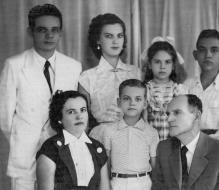 Clockwise, the writer, his sisters, Lourdes and Luciene, his father, Teóphanes, his brother, Homero, and his stepmother Eulália.